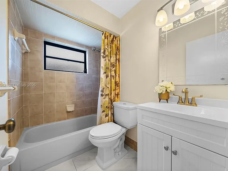 101 NE 2nd Pl — Photo 9
