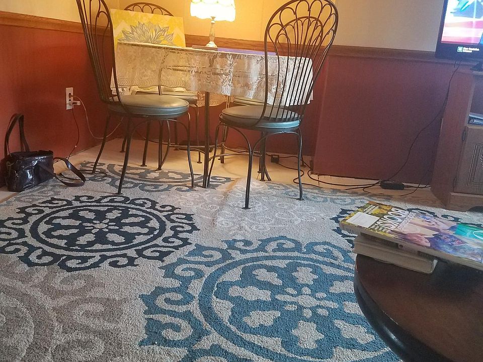 Livingroom wit additional dining area