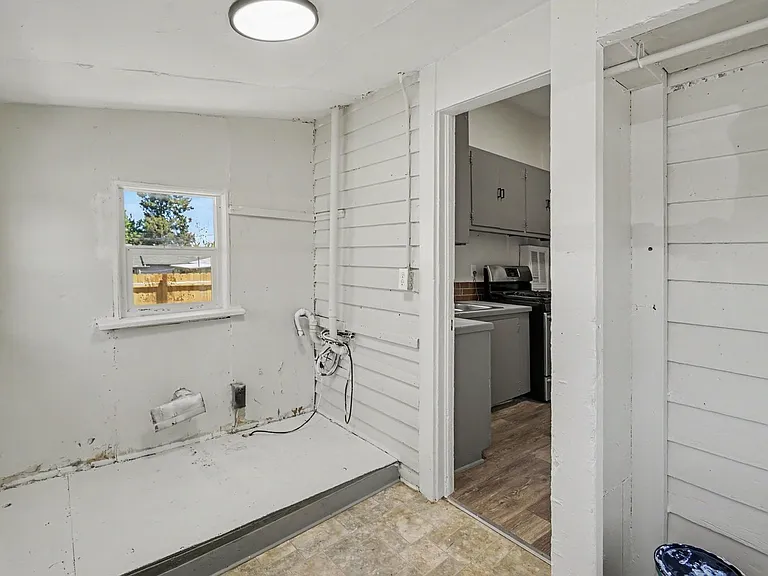 703 N Meade St — Photo 12