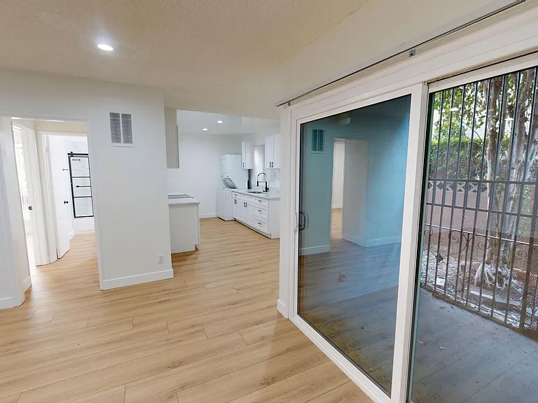 Free Rent Beautiful & Spacious Unit For Rent — Photo 16