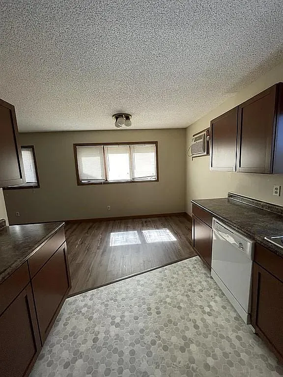 3 bed, 1100 sqft, $1,800 — Photo 2