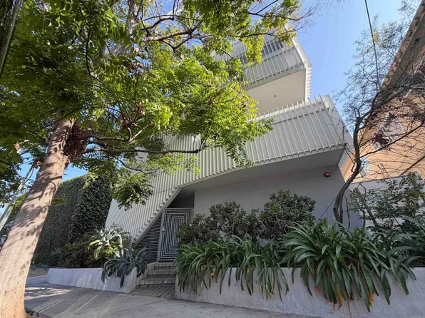 2851 N Buzz Ct, Los Angeles, CA 90039