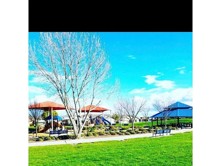 Park is close School behind the parkUpstairs loft upstairs loft