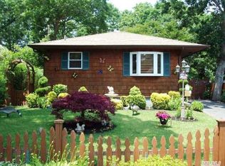 33 Ardmour Dr, Mastic, NY 11950