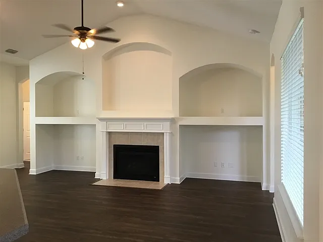 4 bed, 3.0 bath, 2586 sqft, $3,180 — Photo 3