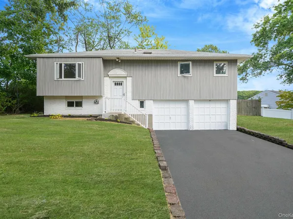 10 Elayne Court, Smithtown, NY 11787