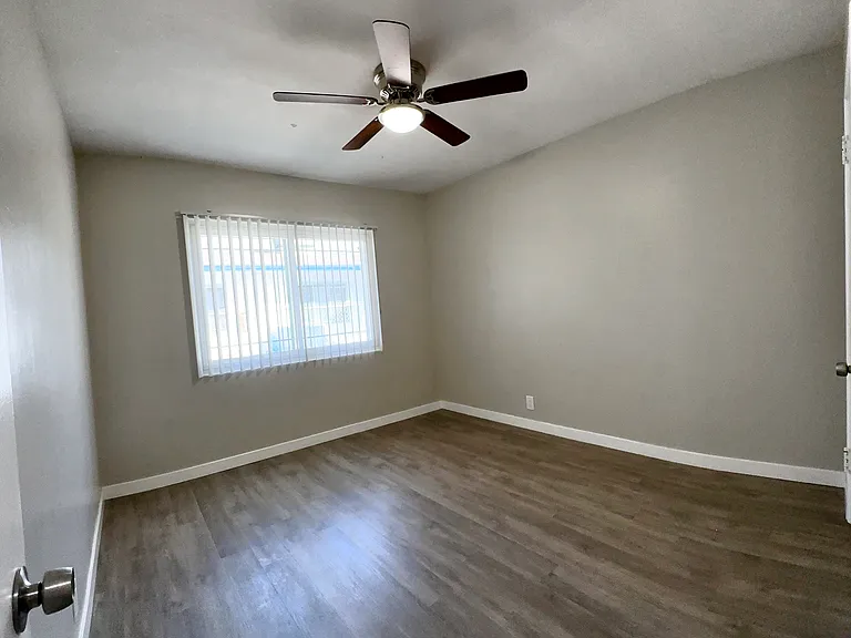 Bedroom with options ceiling fan and or AC for confort cooling