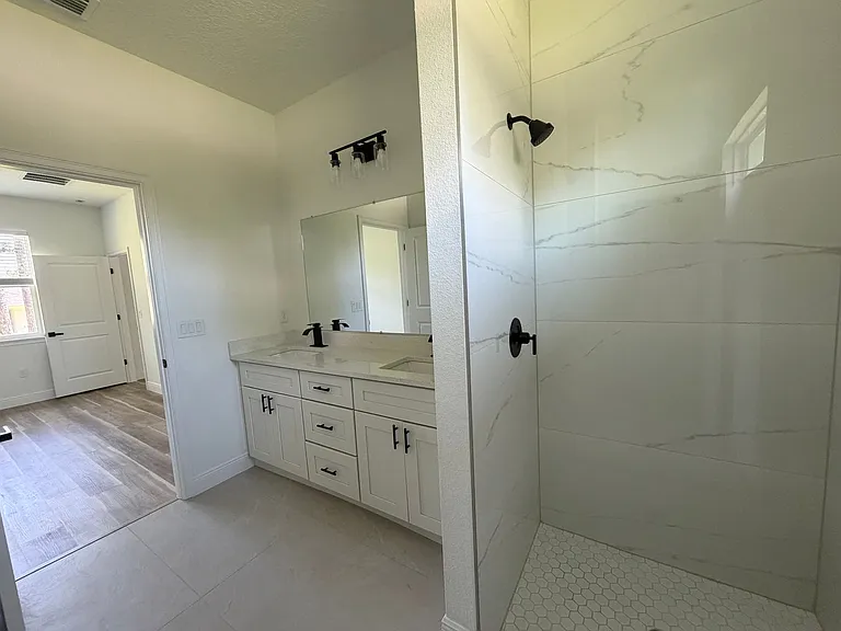 1852 W Quaker Ln — Photo 14