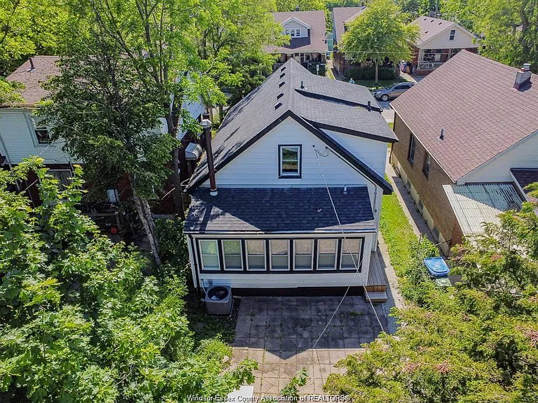 1630 Marentette Ave — Photo 17