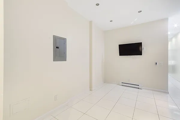 Rented by REZI | media 17