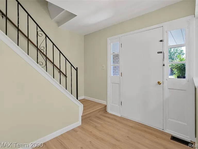 2053 Brookfield St — Photo 17