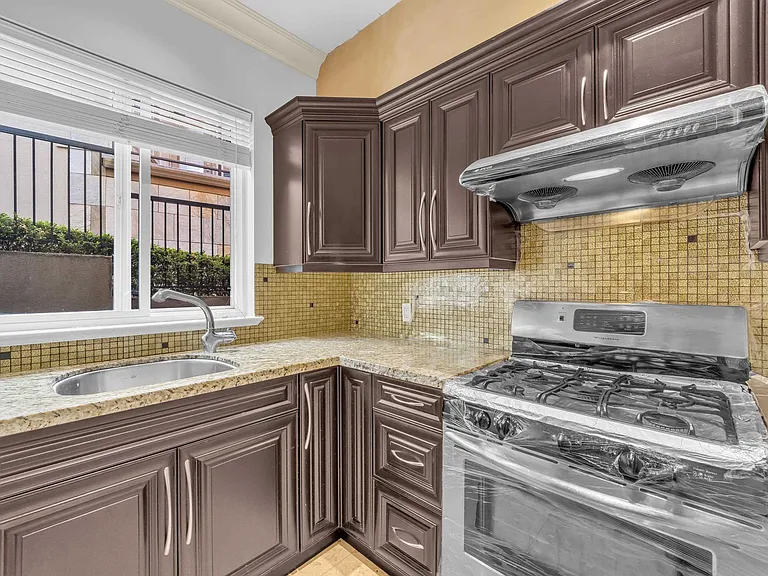 7353 Union St — Photo 9