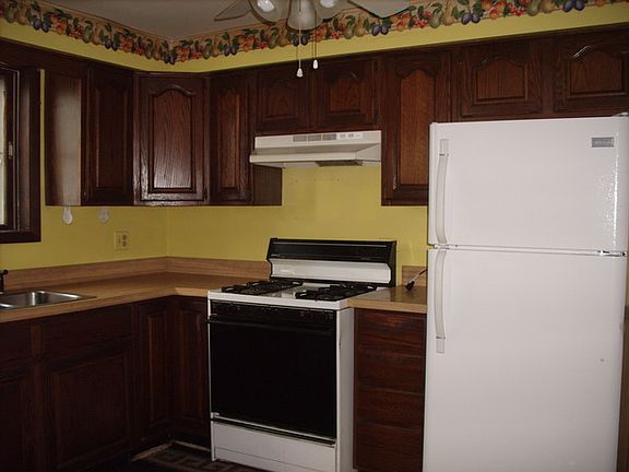 5th image of 9615 Natoma Ave