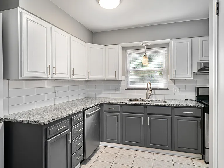 1167 Edgehill Rd — Photo 2