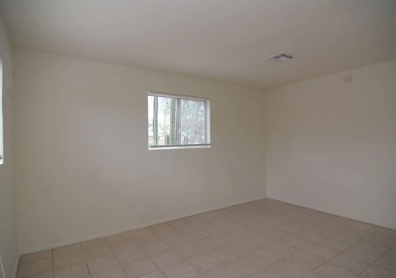Charming Studio Home! Great Central Location! — Photo 2