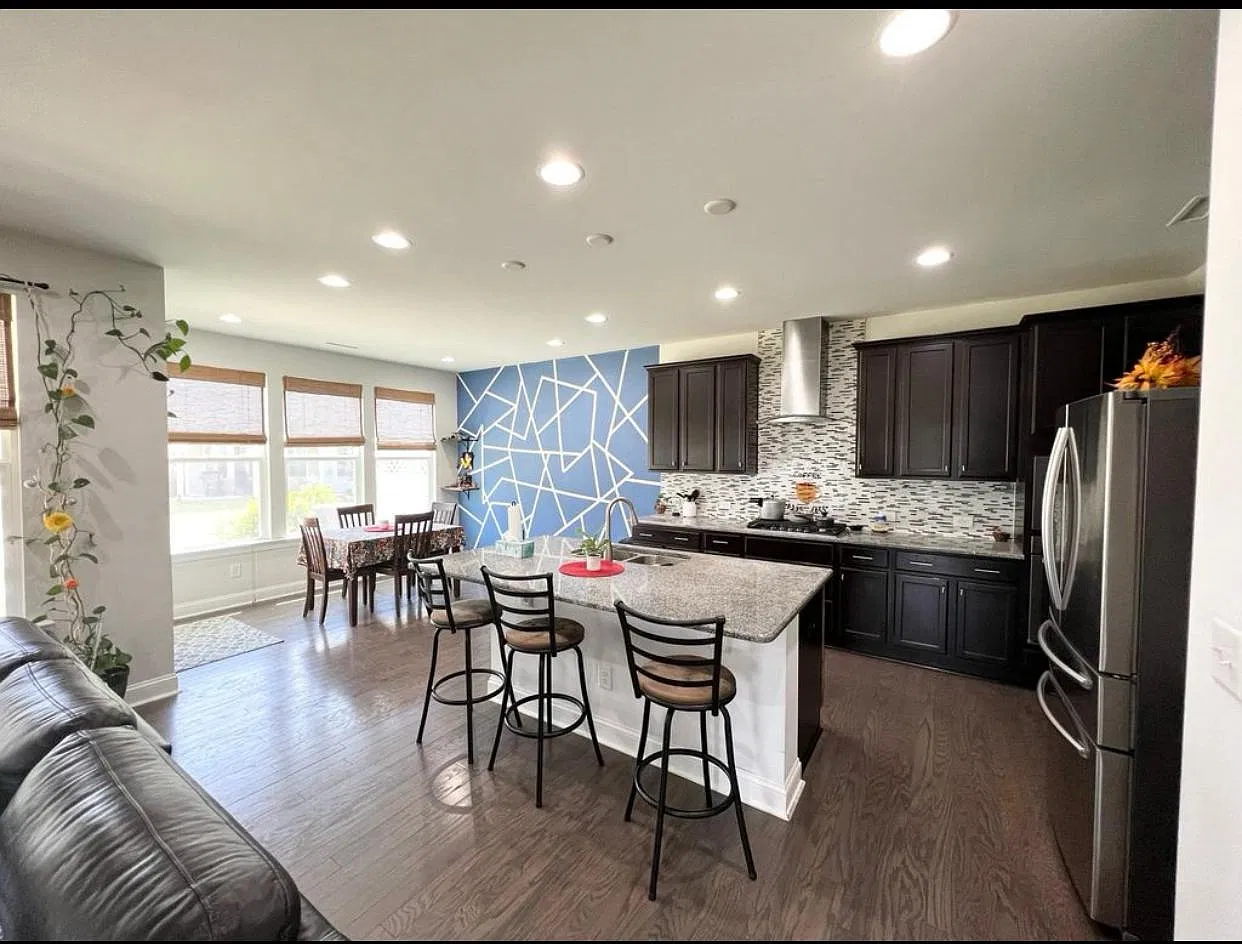 4 bed, 2411 sqft, $2,500 — Photo 2