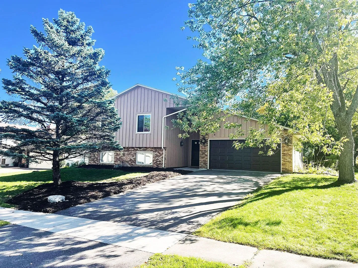 Sparkling Spacious New Home, Dream Kitchen, Fireplace, Large Deck, Family Room, Perfect Location,... — Photo 1