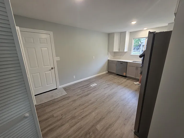 810 W 10th St — Photo 5
