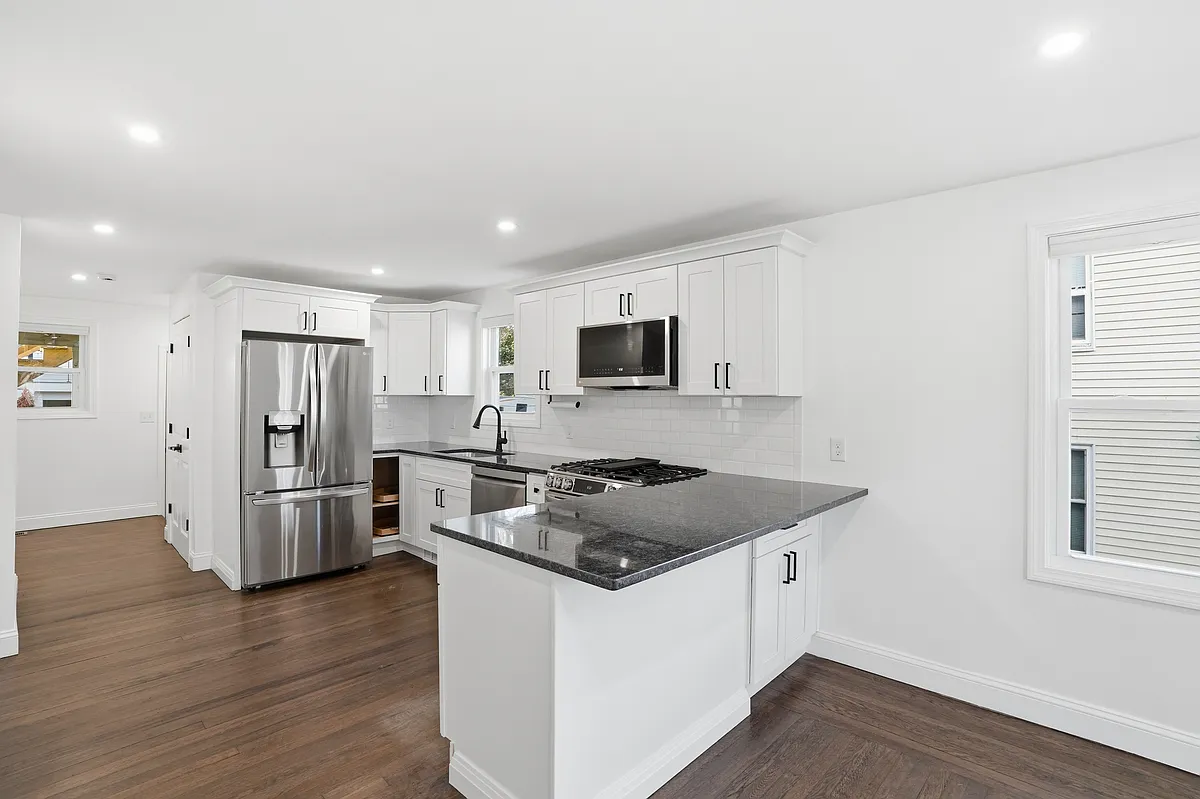 Building Photo - 53 Rochambeau Ave #1