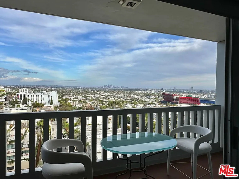 999 N Doheny Dr #1207 — Photo 9