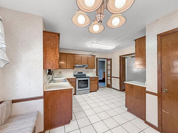 4th image of 207 Candace Ct