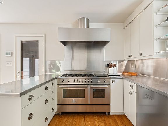 5th image of 416 NW Hermosa Blvd