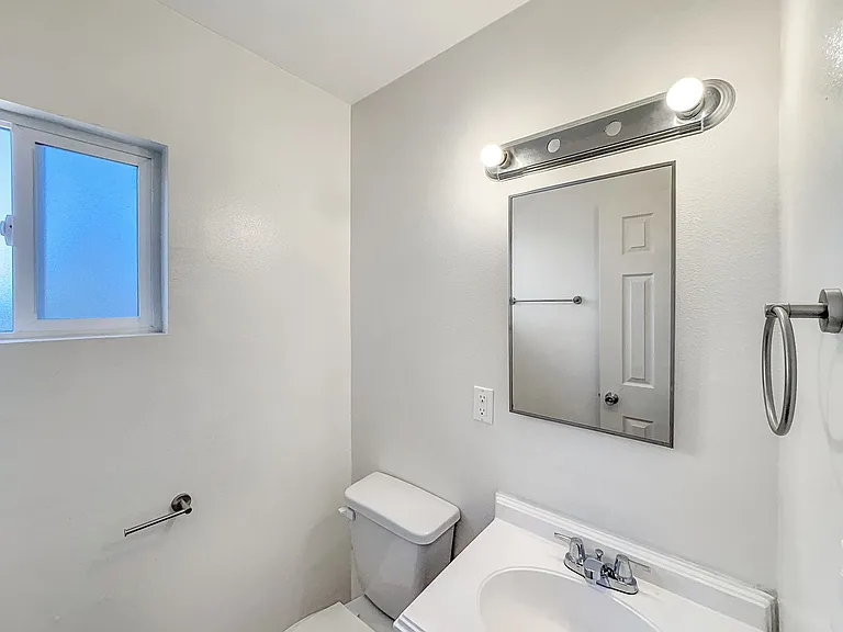 839 N Midway Dr — Photo 12