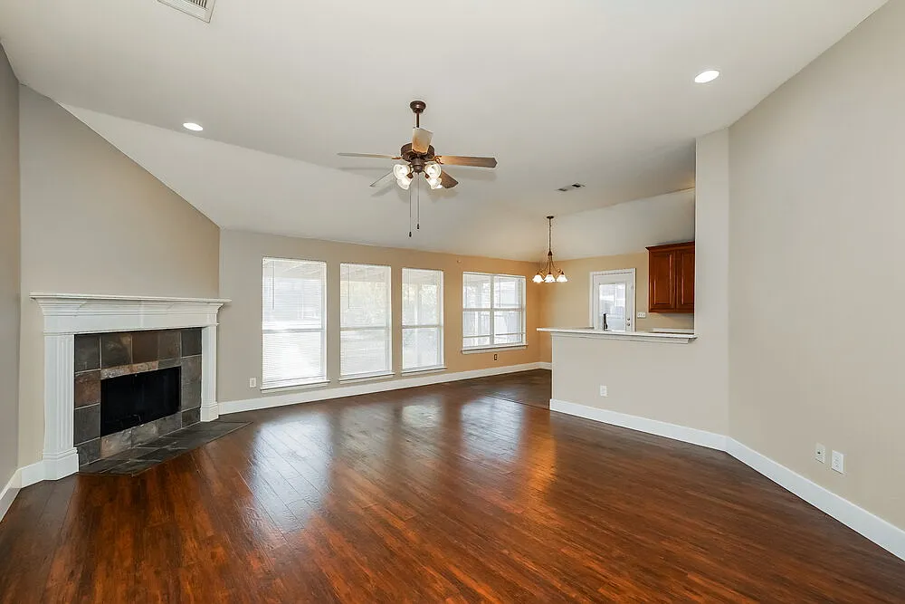 3 bed, 2.0 bath, 1713 sqft, $2,040 — Photo 4
