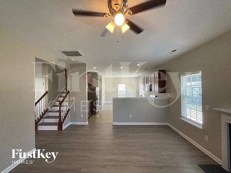 4 bed, 2.5 bath, 2726 sqft, $2,200 — Photo 4