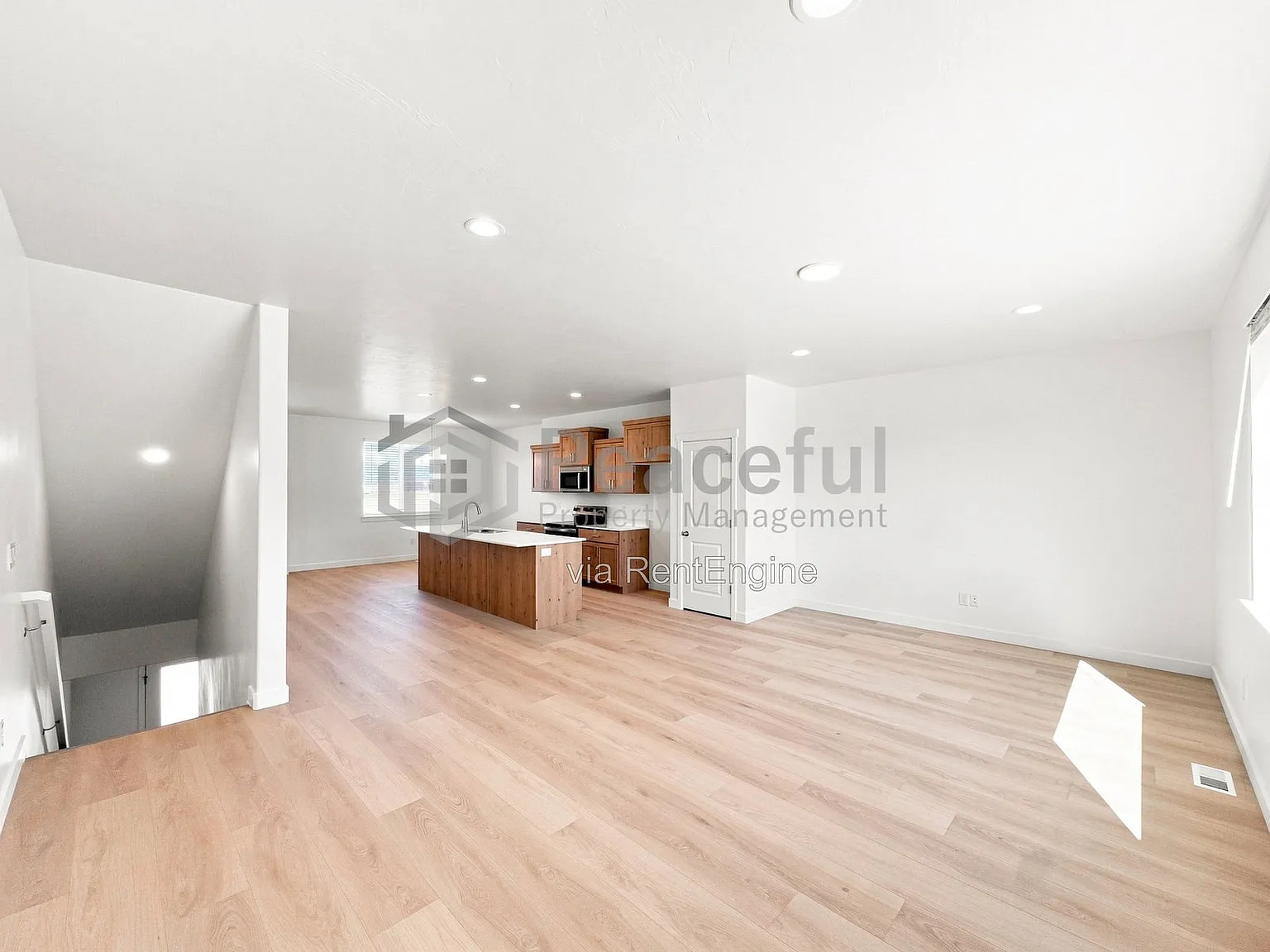 4 bed, 3.0 bath, 1971 sqft, $2,200 — Photo 3