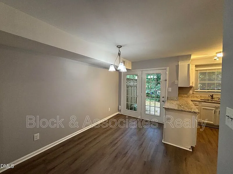 2 bed, 1.5 bath, $1,400 — Photo 4