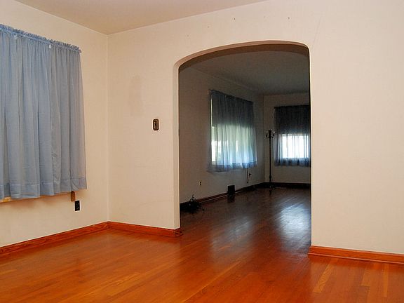 4th image of 401 Arrington Ave