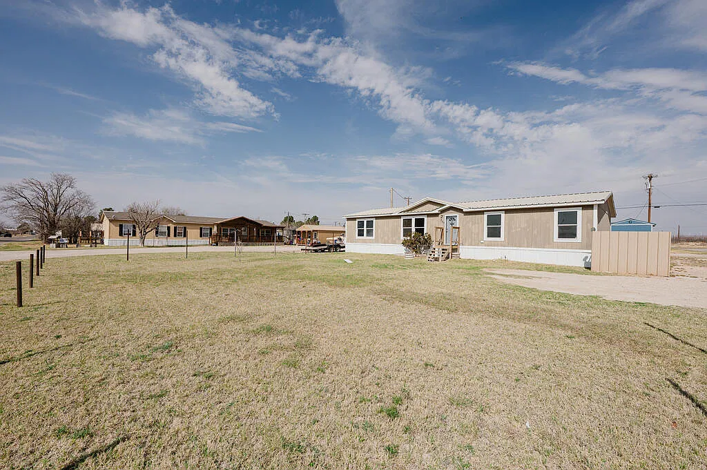 4 bed, 2.0 bath, 1800 sqft, $1,700 — Photo 1