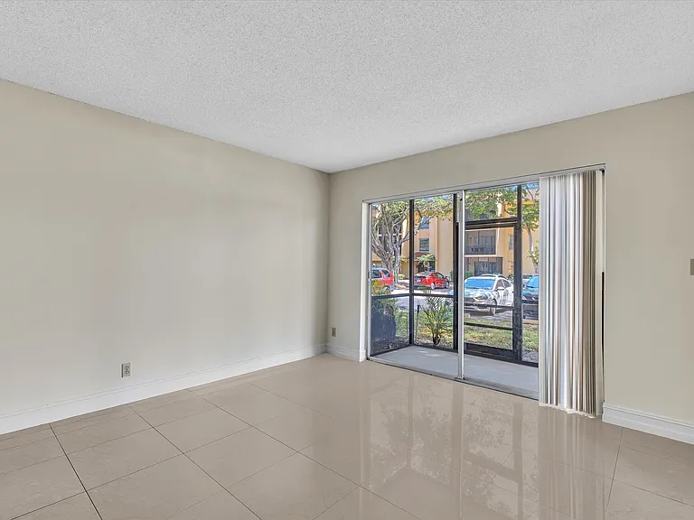 470 NW 20th St — Photo 24