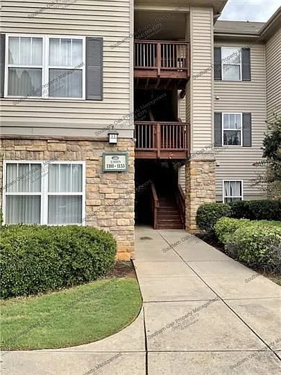 3 bed, 3.0 bath, $1,400 — Photo 2