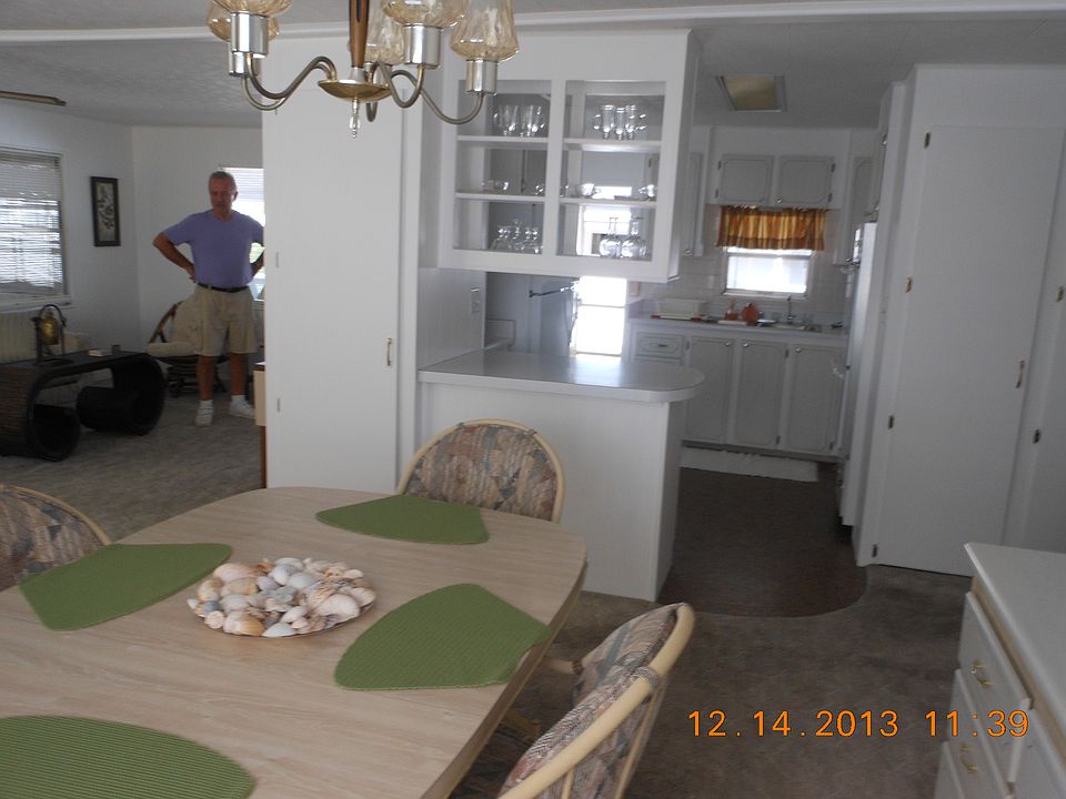 Dining to kitchen