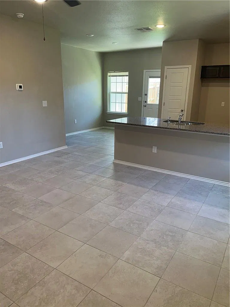 3 bed, 2.5 bath, 1450 sqft, $1,775 — Photo 4