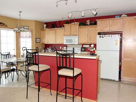 Immaculate town home with wide open floor plan.