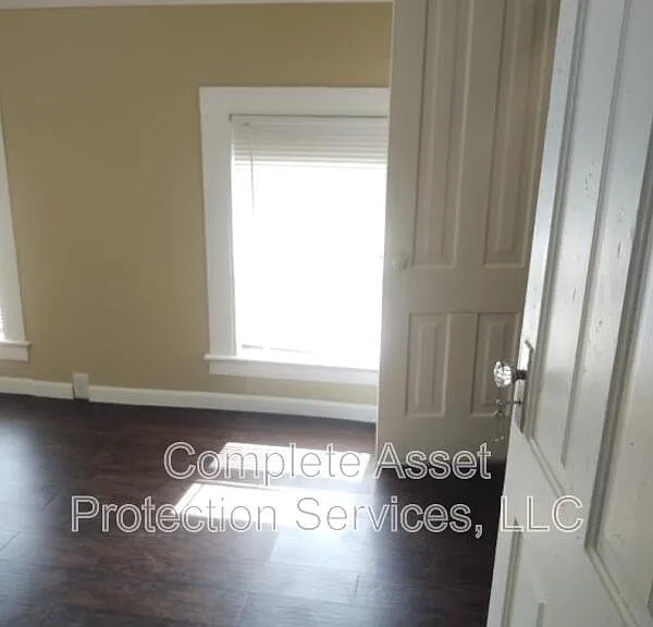 306 Cable St — Photo 3