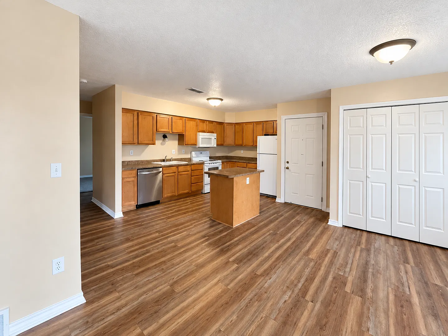 896 Wescott Square — Photo 4