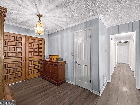 3rd image of 905 E Atlanta Rd