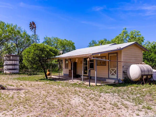 2737 Hindes Ranch Rd, Fowlerton, TX 78021