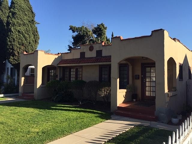 Front Yard, well landscaped with green grass.. Frolic around with your pets, kids, friends....live well.