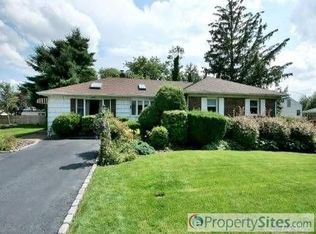 4 Locust Ln, Syosset, NY 11791