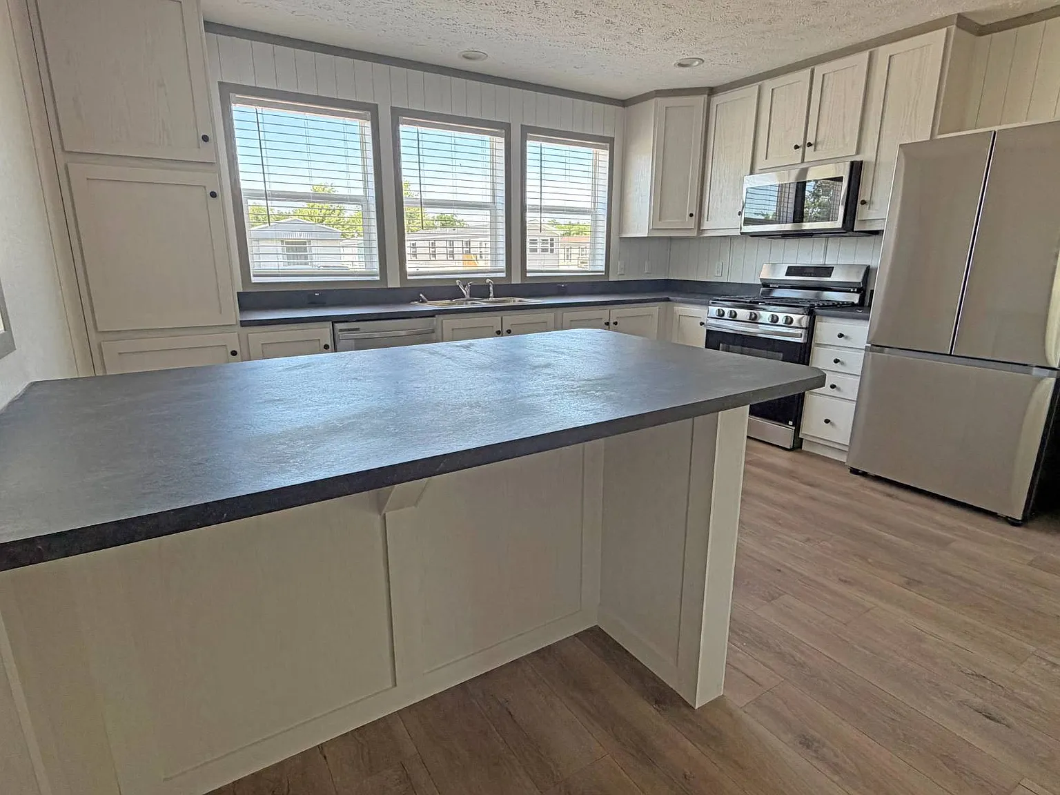 3 bed, 2.0 bath, 990 sqft, $995 — Photo 3