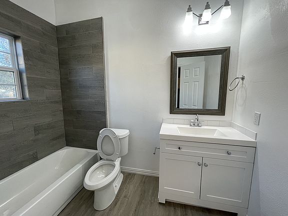 2nd image of 810 Park Dr