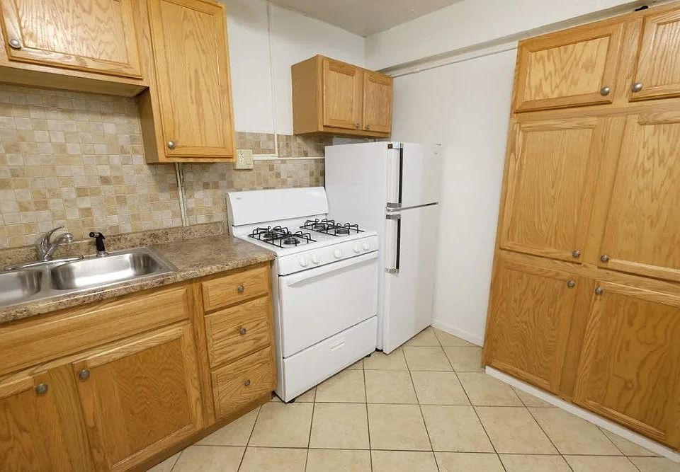 Welcome to Central Lakes of Uptown, where modern living meets comfort. Enjoy a spacious kitchen with stylish cabinetry, ample storage, and essential appliances for your culinary adventures. Transform your lifestyle todayschedule a visit and see for yourse