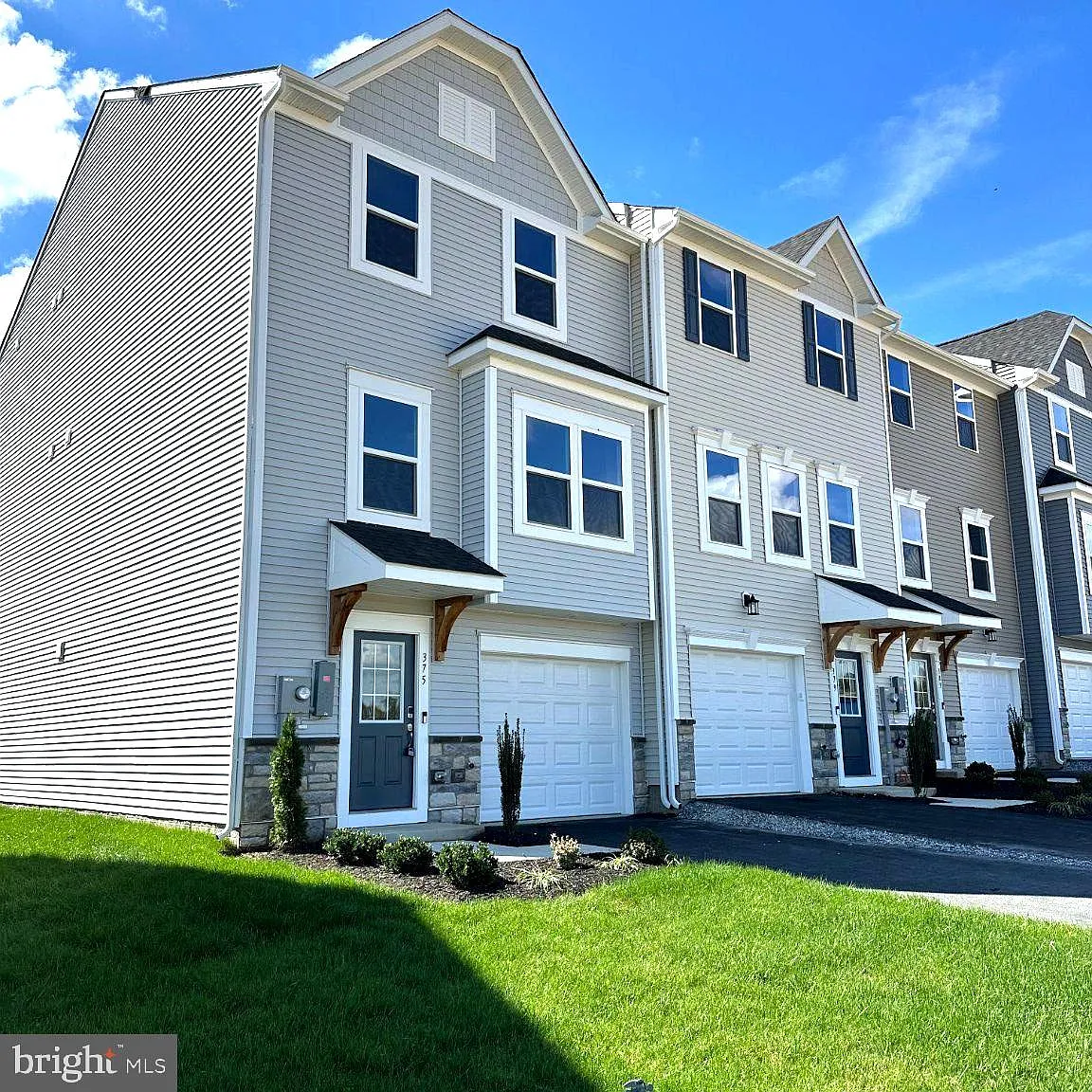 4 bed, 3.5 bath, 2300 sqft, $2,200 — Photo 1