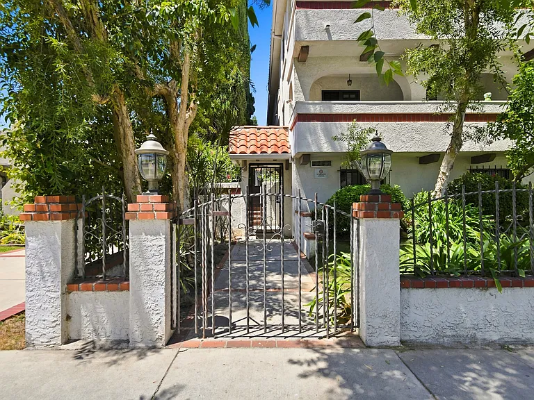 4247 Matilija Ave #102 — Photo 46