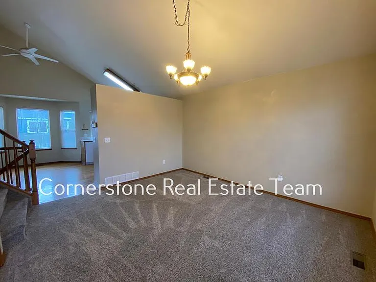 1345 Coolcrest Dr — Photo 3